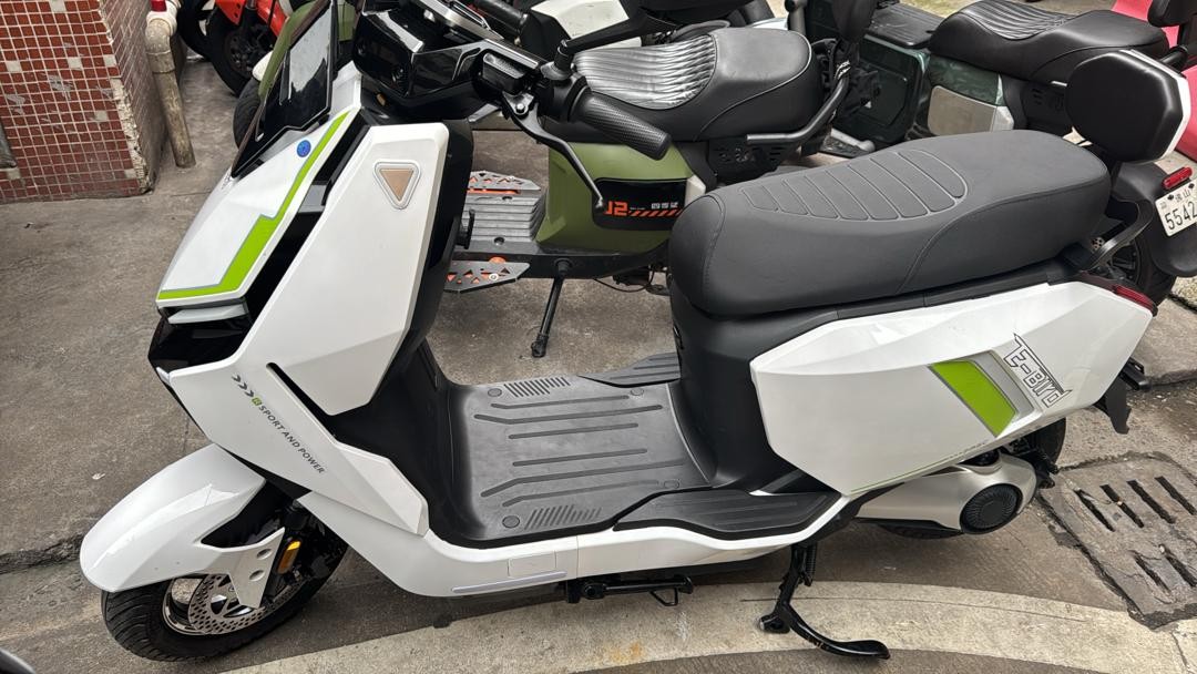 E-Bird Pro High-Performance Electric Motorcycle – 100km Long-Range Lithium Battery, [Watts]W Brushless Motor, Dual Hydraulic Disc Brakes, and Smart NFC/Bluetooth Security