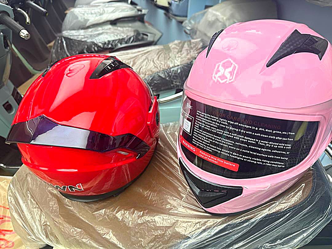 Professional Full-Face Motorcycle Helmet - Aerodynamic Safety Shell with Anti-Scratch Dual Visor for Electric Bikes & Scooters