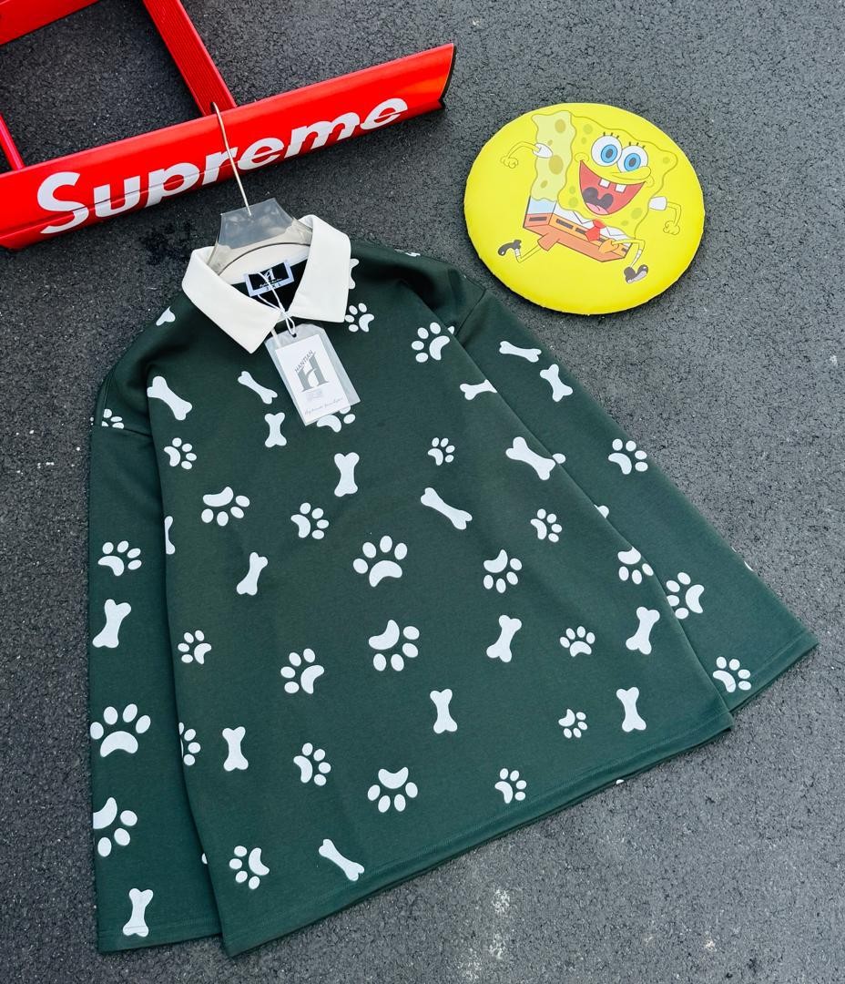 Men's Casual Long-Sleeve Polo Shirt – Trendy Dark Green Pullover with All-Over Paw and Bone Print & Contrast White Collar – Harajuku Style Streetwear