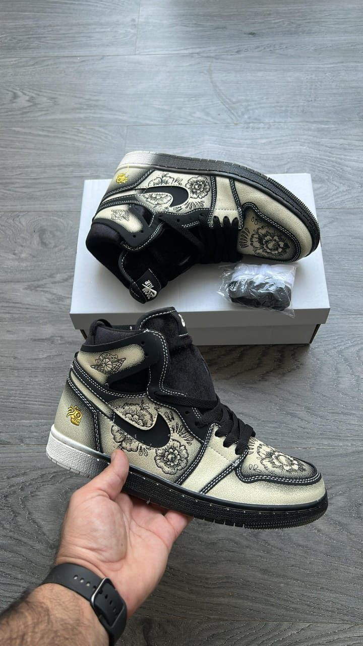 Vintage Beige Floral Tattoo Chunky High Sneakers - Black Gold Luxury Look