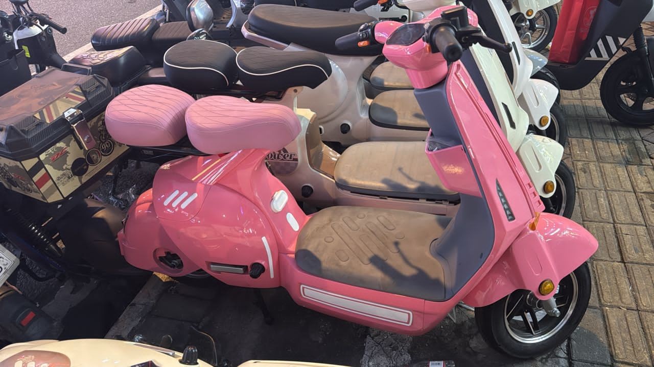 Power Retro Electric Scooter – Vintage Style E-Bike with Split Padded Seats, High-Capacity Battery, Classic Round Headlight, and Anti-Theft System – Stylish Pink Urban Commuter